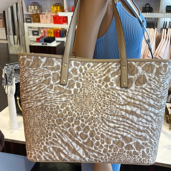 Michael Kors, this Carter Signature Animal Print Semi Lux Open Tote Handbag 
NWT - Picture 8 of 16